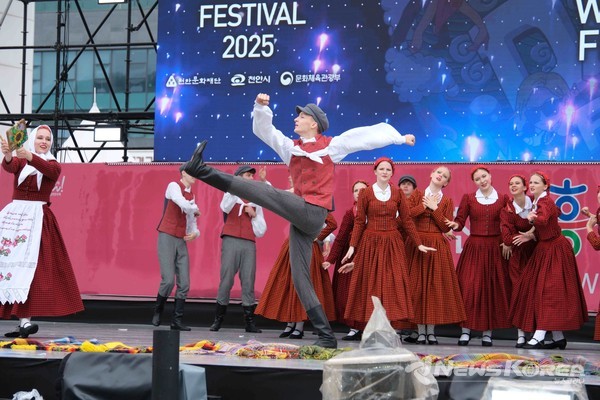‘천안흥타령춤축제 2025’ 개막 이틀째를 맞은 25일 천안종합운동장 주무대에서 열린 국제춤대회 경연 모습. @천안시