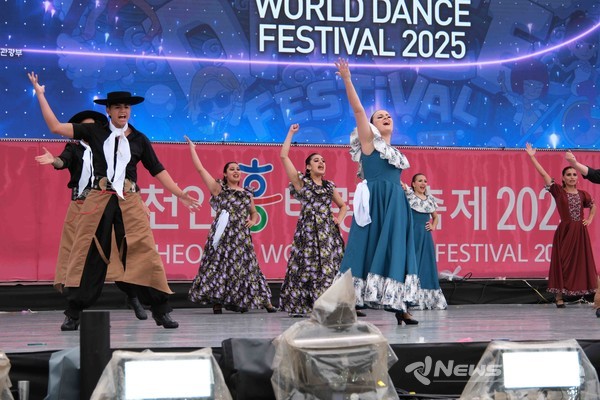 ‘천안흥타령춤축제 2025’ 개막 이틀째를 맞은 25일 천안종합운동장 주무대에서 열린 국제춤대회 경연 모습.  @천안시