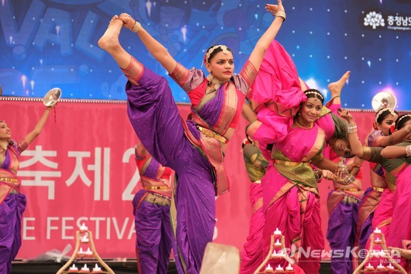 ‘천안흥타령춤축제 2025’ 개막 이틀째를 맞은 25일 천안종합운동장 주무대에서 열린 국제춤대회 경연 모습.  @천안시