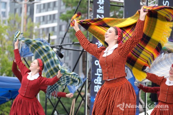 ‘천안흥타령춤축제 2025’ 개막 이틀째를 맞은 25일 천안종합운동장 주무대에서 열린 국제춤대회 경연 모습.  @천안시