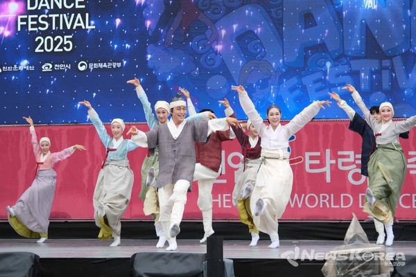 ‘천안흥타령춤축제 2025’ 개막 이틀째를 맞은 25일 천안종합운동장 주무대에서 열린 국제춤대회 경연 모습.  @천안시