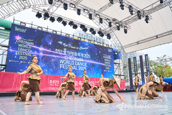 ‘천안흥타령춤축제 2025’ 개막 이틀째를 맞은 25일 천안종합운동장 주무대에서 열린 국제춤대회 경연 모습.  @천안시