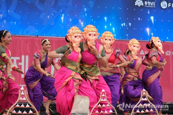 ‘천안흥타령춤축제 2025’ 개막 이틀째를 맞은 25일 천안종합운동장 주무대에서 열린 국제춤대회 경연 모습.  @천안시