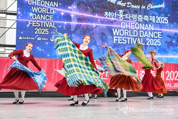 ‘천안흥타령춤축제 2025’ 개막 이틀째를 맞은 25일 천안종합운동장 주무대에서 열린 국제춤대회 경연 모습.  @천안시