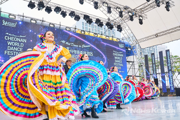 ‘천안흥타령춤축제 2025’ 개막 이틀째를 맞은 25일 천안종합운동장 주무대에서 열린 국제춤대회 경연 모습.  @천안시