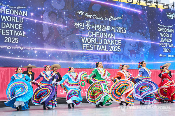 ‘천안흥타령춤축제 2025’ 개막 이틀째를 맞은 25일 천안종합운동장 주무대에서 열린 국제춤대회 경연 모습.  @천안시