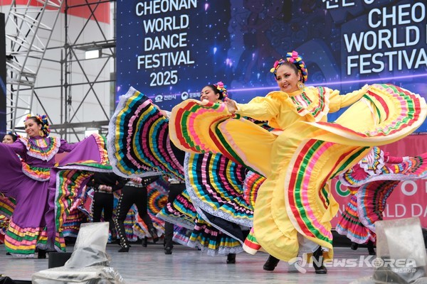 ‘천안흥타령춤축제 2025’ 개막 이틀째를 맞은 25일 천안종합운동장 주무대에서 열린 국제춤대회 경연 모습.  @천안시