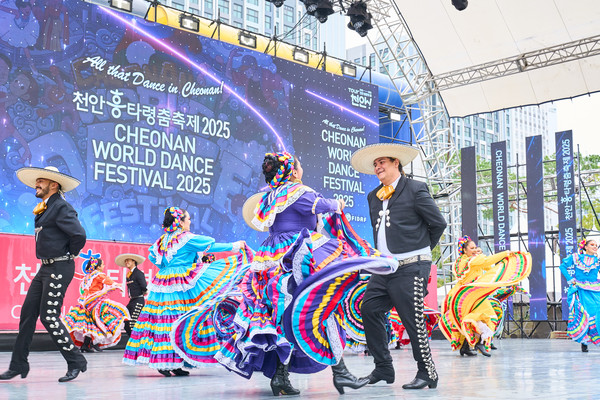 천안흥타령춤축제 2025’ 개막 이틀째를 맞은 25일 천안종합운동장 주무대에서 열린 국제춤대회 경연 모습. @천안시
