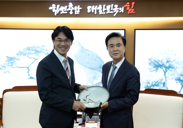 김태흠 충남도지사(오른쪽)와 야마시타 마코토 일본 나라현 지사(왼쪽)가 25일 충남도청 접견실에서 기념품을 교환하고 있다. @충청남도