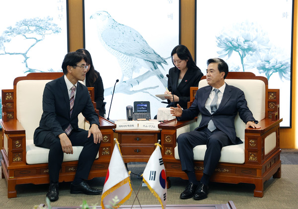 25일 충남도청 접견실에서 김태흠 충남도지사(오른쪽)와 야마시타 마코토 일본 나라현 지사(왼쪽)가 양 지역 교류 협력 방안을 논의하고 있다. @충청남도