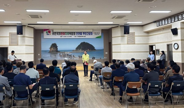 25일 태안군 안면읍 행정복지센터에서 열린 *‘2026 태안국제원예치유박람회 주민간담회’*에서 조직위 관계자가 주민들과 의견을 나누고 있다. @충청남도