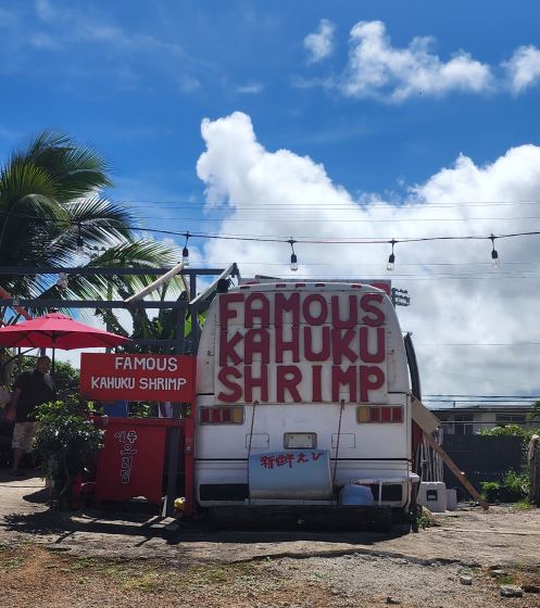 하와이 오아후섬 북쪽 관광 지역인 노쇼 해변에 위치한 유명 새우 트럭 식당. 한국인 등 수많은 관광객들의 필수 여행 코스다. 자가운전 관광 시 주차할 경우 가족의 안전과 재산을 지키는 범죄 예방 노력은 당연히 본인 몫이다. @뉴스코리아 김찬훈 특파원