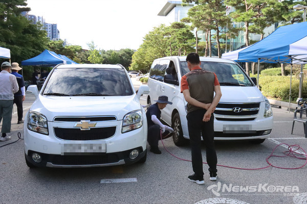도봉구 주민이 차량을 점검받고 있다. @도봉구