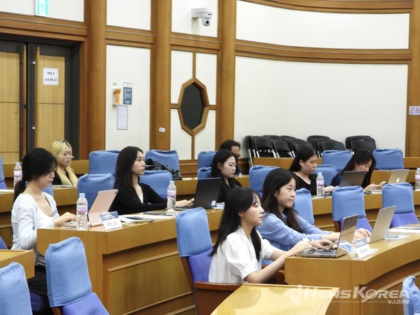 대학생 서포터즈 활동 사진 (포럼 현장 취재 및 기록 활동 모습). @인터넷신문윤리위원회