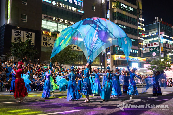 천안흥타령춤축제 2025’의 거리퍼레이드가 26일 방죽안오거리~신세계백화점 천안아산점 일대 550m 구간 9차선 도로에서 펼쳐졌다. @천안시