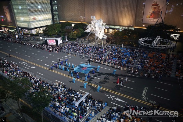 천안흥타령춤축제 2025’의 거리퍼레이드가 26일 방죽안오거리~신세계백화점 천안아산점 일대 550m 구간 9차선 도로에서 펼쳐졌다. @천안시