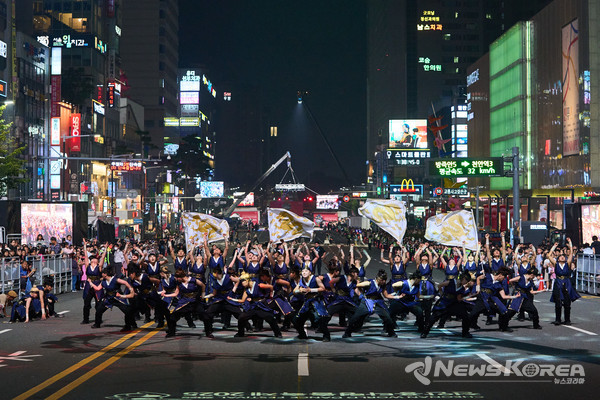 천안흥타령춤축제 2025’의 거리퍼레이드가 26일 방죽안오거리~신세계백화점 천안아산점 일대 550m 구간 9차선 도로에서 펼쳐졌다. @천안시
