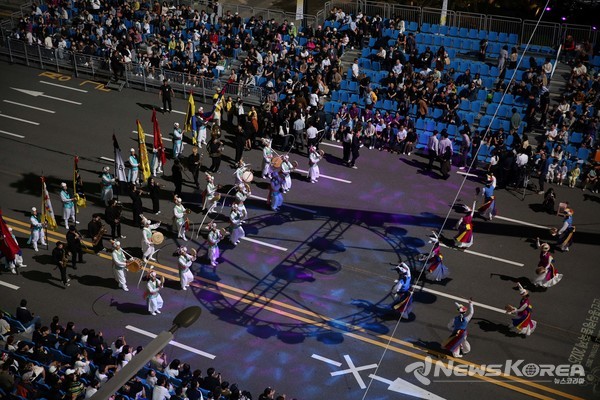 천안흥타령춤축제 2025’의 거리퍼레이드가 26일 방죽안오거리~신세계백화점 천안아산점 일대 550m 구간 9차선 도로에서 펼쳐졌다. @천안시