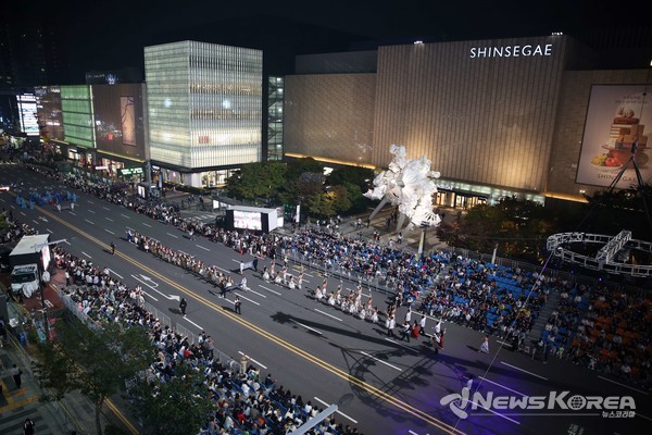 천안흥타령춤축제 2025’의 거리퍼레이드가 26일 방죽안오거리~신세계백화점 천안아산점 일대 550m 구간 9차선 도로에서 펼쳐졌다. @천안시