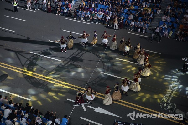 천안흥타령춤축제 2025’의 거리퍼레이드가 26일 방죽안오거리~신세계백화점 천안아산점 일대 550m 구간 9차선 도로에서 펼쳐졌다. @천안시