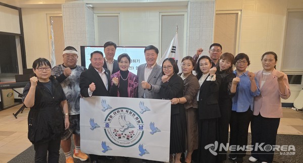 희망더하기 충청남도 북향민협회 창립모임에서 참가자들이 기념촬영을 하고 있다. @충남 북향민협회 ‘희망더하기’