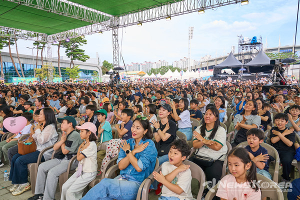 27일 '천안흥타령춤축제 2025'에서 크리에이터 ‘슈뻘맨’과 함께하는 어린이 기획공연 ‘슈뻘맨과 행복찾기’가 진행되고 있다. @천안시