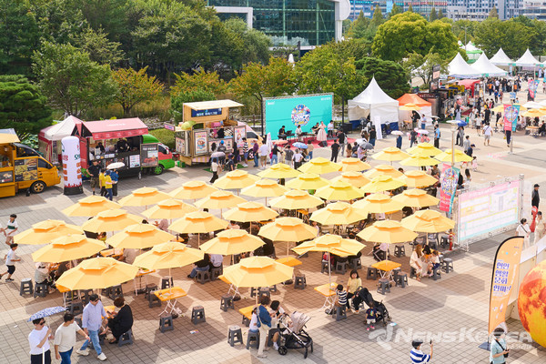 27일 천안종합운동장 일원에서 열린 ‘천안흥타령춤축제 2025’의 먹거리 부스 모습. @천안시