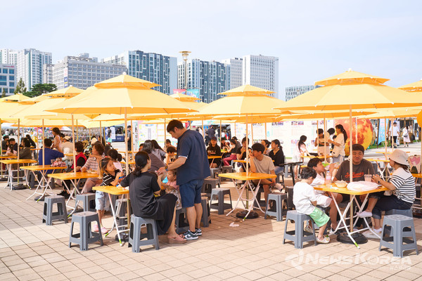 27일 천안종합운동장 일원에서 열린 ‘천안흥타령춤축제 2025’의 먹거리 부스 모습. @천안시