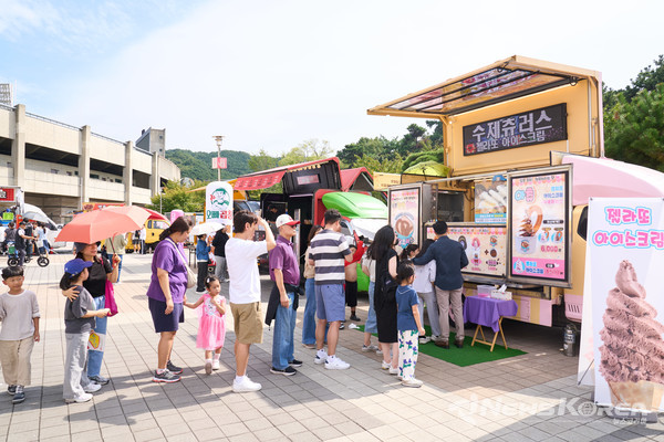27일 천안종합운동장 일원에서 열린 ‘천안흥타령춤축제 2025’의 먹거리 부스 모습. @천안시