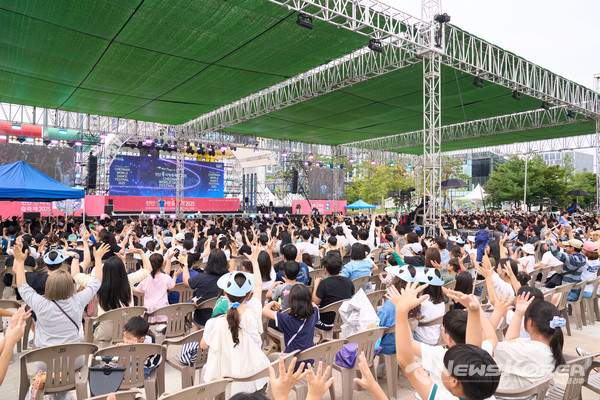 27일 '천안흥타령춤축제 2025'에서 크리에이터 ‘슈뻘맨’과 함께하는 어린이 기획공연 ‘슈뻘맨과 행복찾기’가 진행되고 있다. @천안시