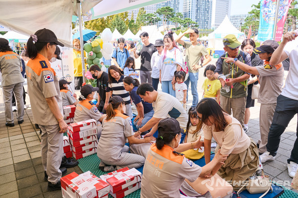 27일 시민과 어린이들이 천안종합운동장 일원에서 열린 ‘천안흥타령춤축제 2025’에서 심폐소생술 교육을 체험하고 있다. @천안시