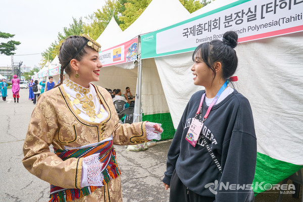 ‘천안흥타령춤축제 2025’에 통역 자원봉사자로 참여한 서수민 씨가 통역하고 있다. @천안시