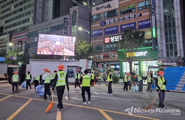천안시 환경미화원들이 지난 26일 신부동 신세계백화점 천안아산점 일원에서 열린 ‘천안흥타령춤축제 2025’ 거리퍼레이드가 끝난 뒤 쓰레기 등을 정리하고 있다.  @천안시