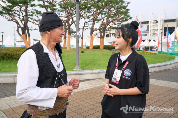 ‘천안흥타령춤축제 2025’에 통역 자원봉사자로 참여한 서수민 씨가 통역하고 있다. @천안시