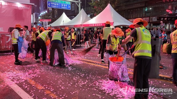 천안시 환경미화원들이 천안종합운동장 일원에서 열린 ‘천안흥타령춤축제 2025’ 거리퍼레이드가 끝난 뒤 쓰레기 등을 정리하고 있다. @천안시