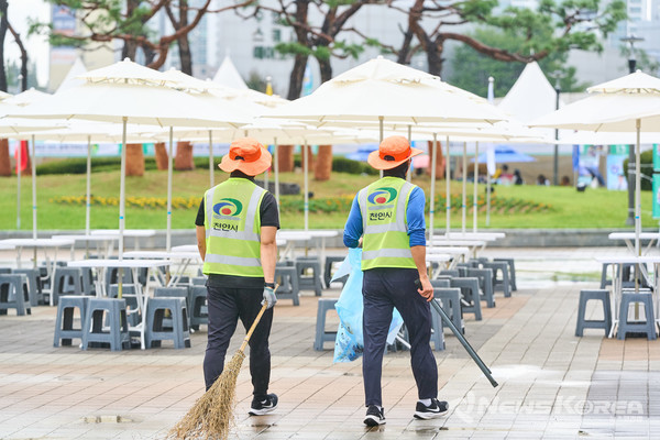 천안시 환경미화원들이 천안종합운동장 일원에서 열린 ‘천안흥타령춤축제 2025’ 거리퍼레이드가 끝난 뒤 쓰레기 등을 정리하고 있다.   @천안시