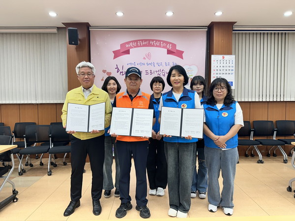 음봉면 행복키움추진단과 희망누리 봉사단이 업무협약을 체결하는 모습 @아산시