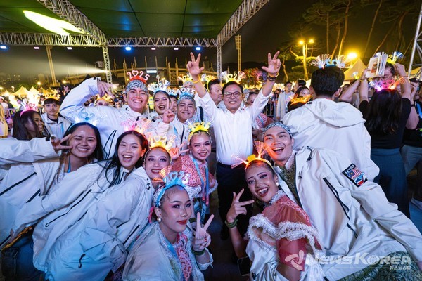 김석필 천안시장 권한대행 부시장이 지난 27일 천안종합운동장 주무대에서 열린  '천안흥타령춤축제 2025' EDM 페스티벌 'DANCEFLEX : EDM 흥 나잇'을 관람하며 호응하고 있다. @천안시