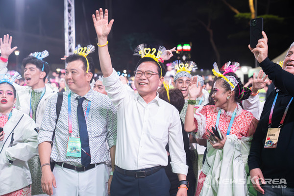 김석필 천안시장 권한대행 부시장이 지난 27일 천안종합운동장 주무대에서 열린  '천안흥타령춤축제 2025' EDM 페스티벌 'DANCEFLEX : EDM 흥 나잇'을 관람하며 호응하고 있다. @천안시
