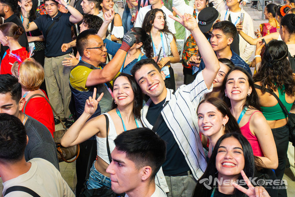 지난 27일 천안종합운동장 주무대에서 열린  '천안흥타령춤축제 2025' EDM 페스티벌 'DANCEFLEX : EDM 흥 나잇'을 관람하며 호응하고 있는 시민과 외국인 무용단, 방문단의 모습. @천안시