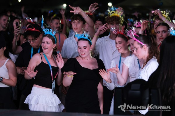 지난 27일 천안종합운동장 주무대에서 열린  '천안흥타령춤축제 2025' EDM 페스티벌 'DANCEFLEX : EDM 흥 나잇'을 관람하며 호응하고 있는 시민과 외국인 무용단, 방문단의 모습. @천안시