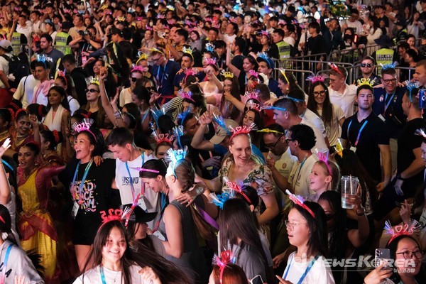 지난 27일 천안종합운동장 주무대에서 열린  '천안흥타령춤축제 2025' EDM 페스티벌 'DANCEFLEX : EDM 흥 나잇'을 관람하며 호응하고 있는 시민과 외국인 무용단, 방문단의 모습. @천안시