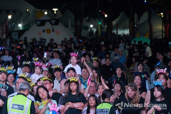 지난 27일 천안종합운동장 주무대에서 열린  '천안흥타령춤축제 2025' EDM 페스티벌 'DANCEFLEX : EDM 흥 나잇'을 관람하며 호응하고 있는 시민과 외국인 무용단, 방문단의 모습. @천안시