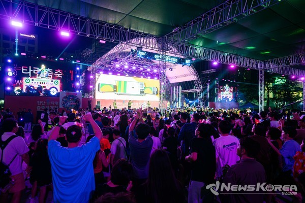 지난 27일 천안종합운동장 주무대에서 열린  '천안흥타령춤축제 2025' EDM 페스티벌 'DANCEFLEX : EDM 흥 나잇'을 관람하며 호응하고 있는 시민과 외국인 무용단, 방문단의 모습. @천안시