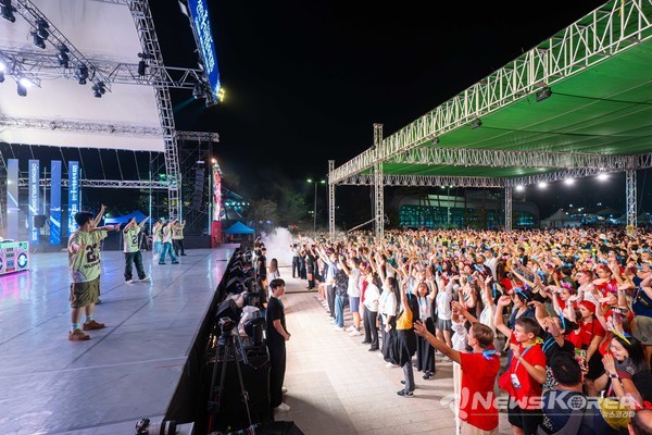 지난 27일 천안종합운동장 주무대에서 열린  '천안흥타령춤축제 2025' EDM 페스티벌 'DANCEFLEX : EDM 흥 나잇'을 관람하며 호응하고 있는 시민과 외국인 무용단, 방문단의 모습. @천안시