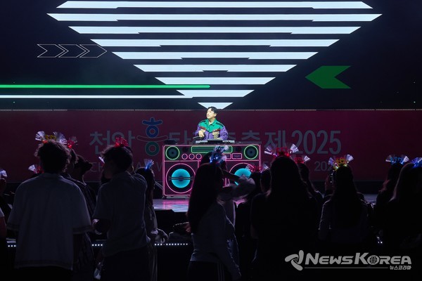 지난 27일 천안종합운동장 주무대에서 열린  '천안흥타령춤축제 2025' EDM 페스티벌 'DANCEFLEX : EDM 흥 나잇'을 관람하며 호응하고 있는 시민과 외국인 무용단, 방문단의 모습. @천안시