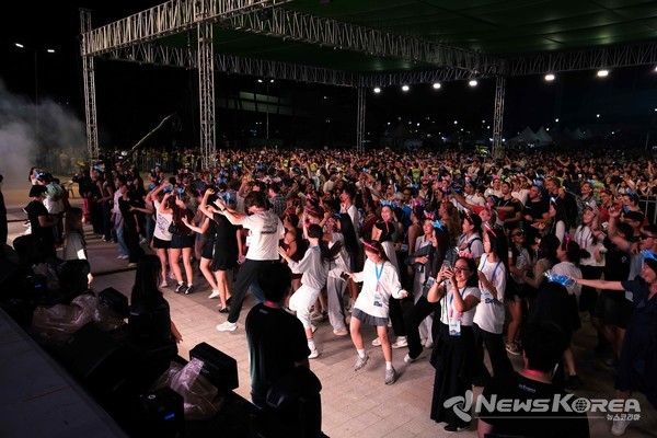 지난 27일 천안종합운동장 주무대에서 열린  '천안흥타령춤축제 2025' EDM 페스티벌 'DANCEFLEX : EDM 흥 나잇'을 관람하며 호응하고 있는 시민과 외국인 무용단, 방문단의 모습. @천안시