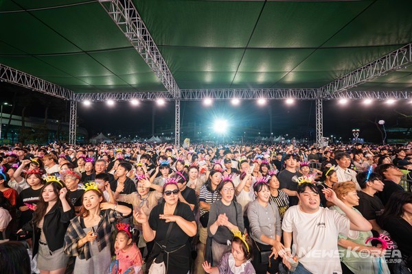 지난 27일 천안종합운동장 주무대에서 열린  '천안흥타령춤축제 2025' EDM 페스티벌 'DANCEFLEX : EDM 흥 나잇'을 관람하며 호응하고 있는 시민과 외국인 무용단, 방문단의 모습. @천안시