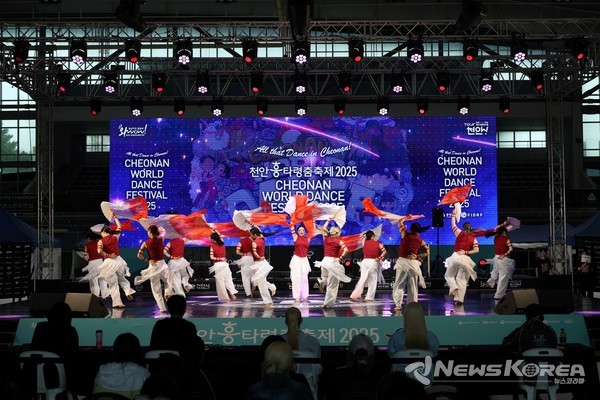 28일 천안시 실내테니스장에서 열린 '천안흥타령춤축제 2025' 전국춤대회 일반부 본선 경연이 열렸다.   @천안시