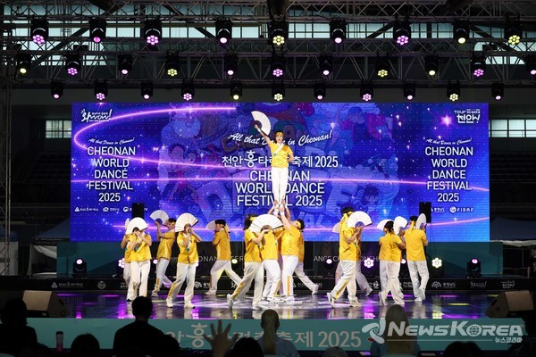 28일 천안시 실내테니스장에서 열린 '천안흥타령춤축제 2025' 전국춤대회 일반부 본선 경연이 열렸다.   @천안시